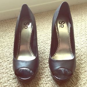 Black pumps with cut out toe